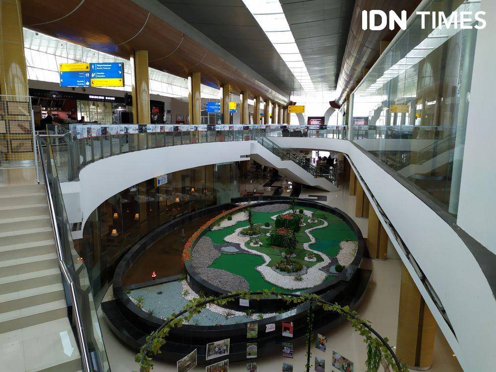 Bandara APT Pranoto bagian dalam (IDN Times/Yuda Almerio)
