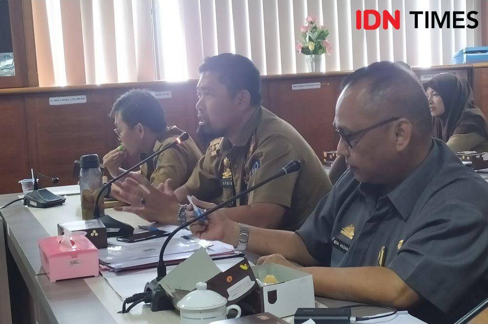 Kadispora Sulsel Andi Arwin Aziz (tengah). IDN Times/Aan Pranata