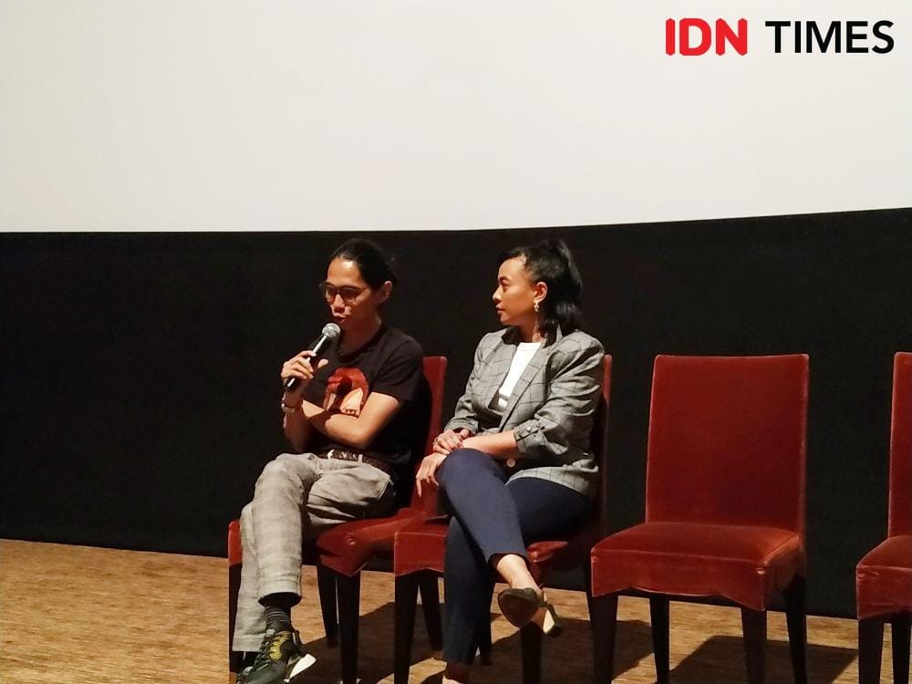 (kiri) Angga Dwimas Sasongko sebagai sutradara film NKCTHI pada press conference perilisan teaser film NKCTHI di Jakarta, pada 26 November 2019. IDN Times/Nadia Umara