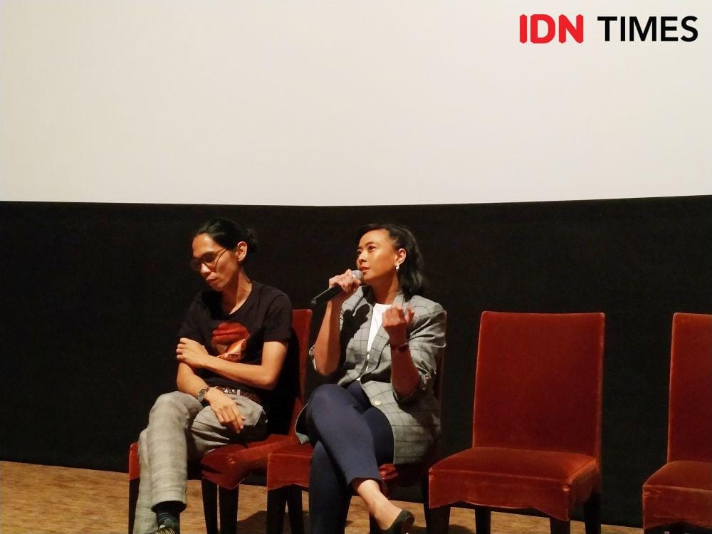 (kanan) Anggia Kharisma selaku produser film NKCTHIKru film NKCTHI bersama cast dalam press conference perilisan teaser film NKCTHI di Jakarta, pada 26 November 2019. IDN Times/Nadia Umara