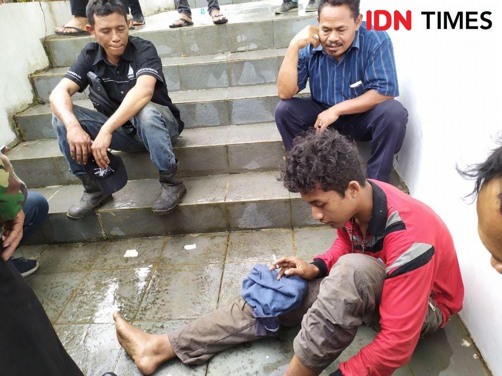 Korban laka Rudi (baju hitam) dan Andi (baju merah) setelah kecelakaan (IDN Times/Yuda Almerio)