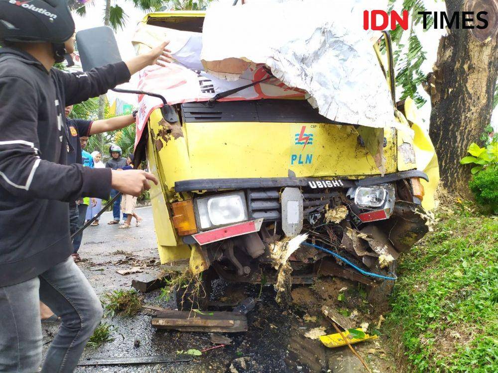 Truk yang menabrak pohon di Jalan Bukit Alaya (IDN Times/Yuda Almerio)