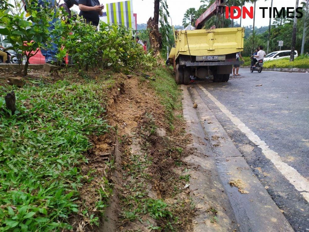 Truk yang alami kecelakaan di Jalan Bukit Alaya (IDN Times/Yuda Almerio)