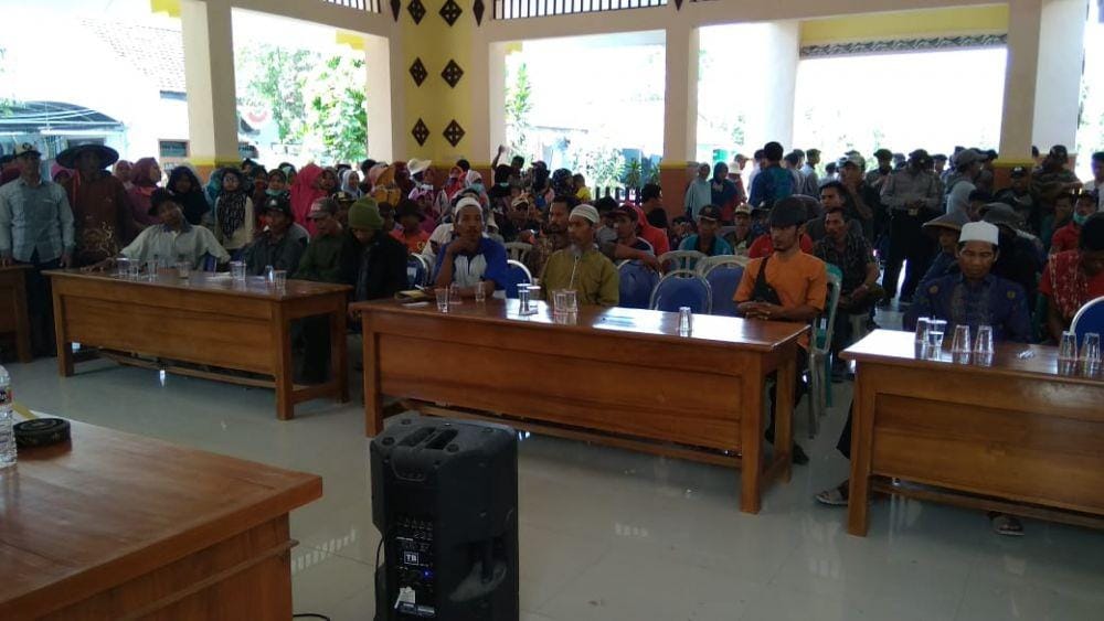Ratusan warga Dusun Lengor berkumpul dan memadati Pendopo Kantor Camat Laren. IDN Times/Imron