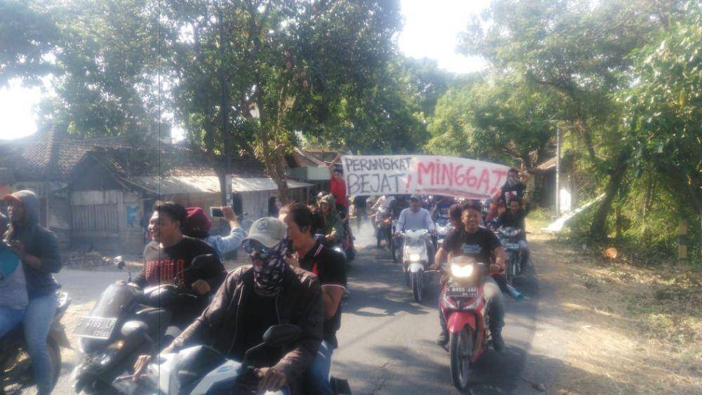 Massa aksi mengendarai sepeda motor menuju Kecamatan Laren. IDN Times/Imron
