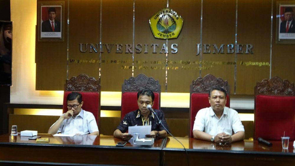 Ketua Tim Pemetaan Radikalisme Mahasiswa di Universitas Jember, Akhmad Munir (tengah), saat konferensi pers. IDN Times/Istimewa
