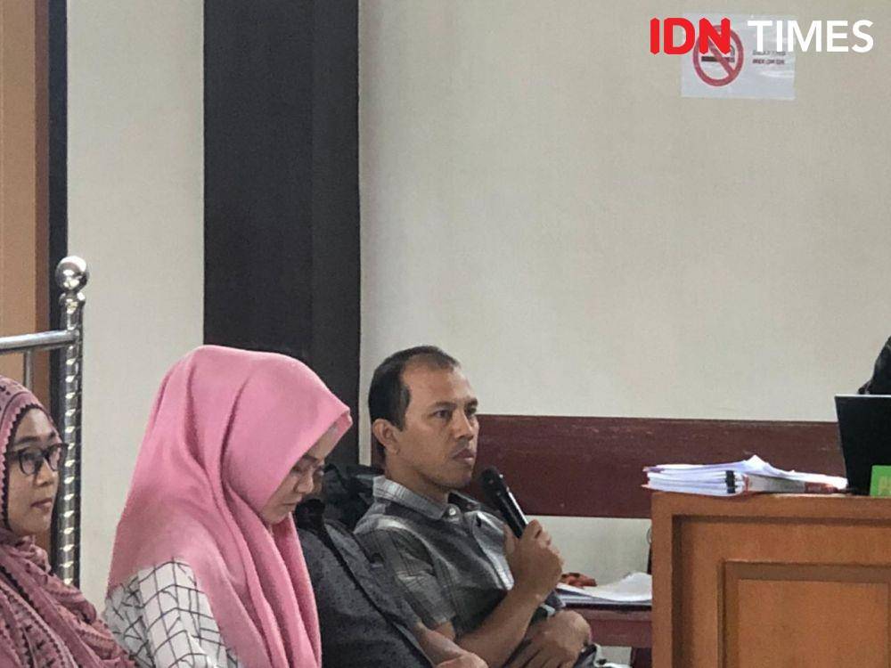 Edi Rahmad memberikan kesaksian. Dirinya merupakan kaki tangan Robi Okta Fahlevi, pemberi fee proyek kepada Bupati Muara Enim (IDN Times/Rangga Erfizal)