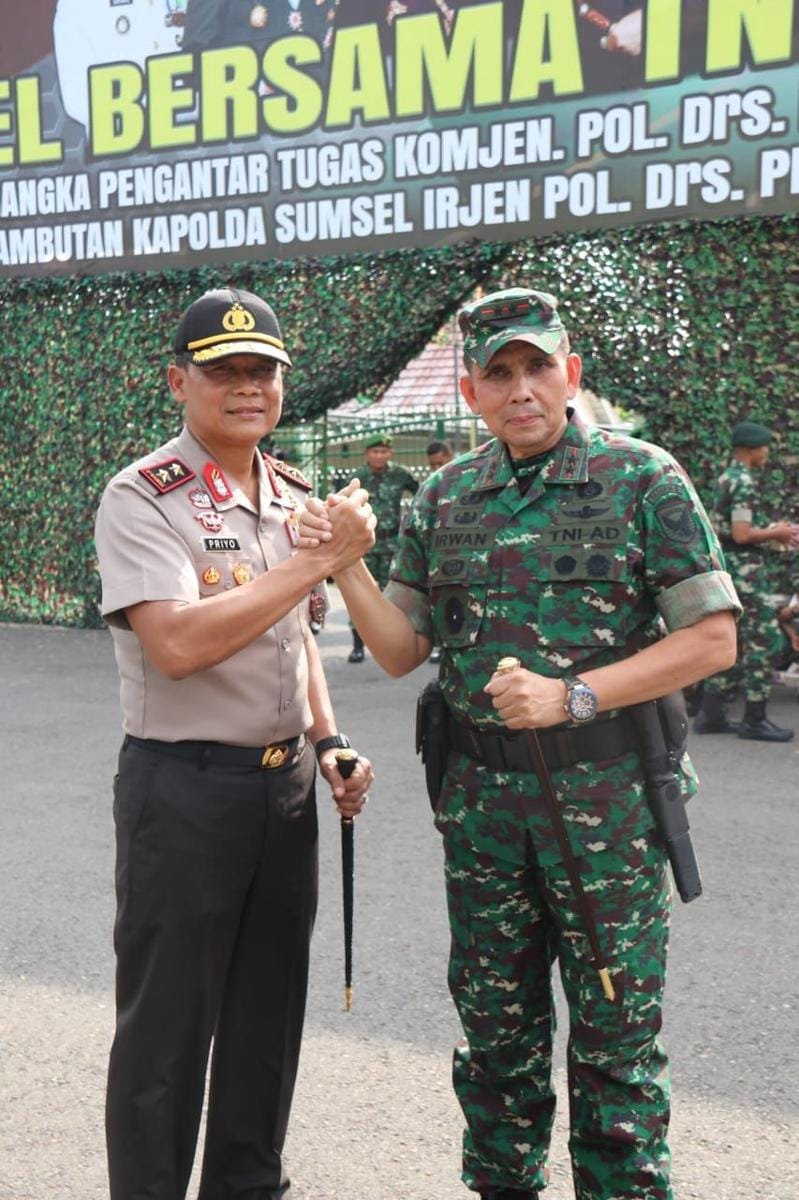 Kapolda Sumsel, Irjen Pol Priyo Widyanto bersama Pangdam II Sriwijaya Mayjen TNI Irwan (IDN Times/Humas Polda Sumsel)
