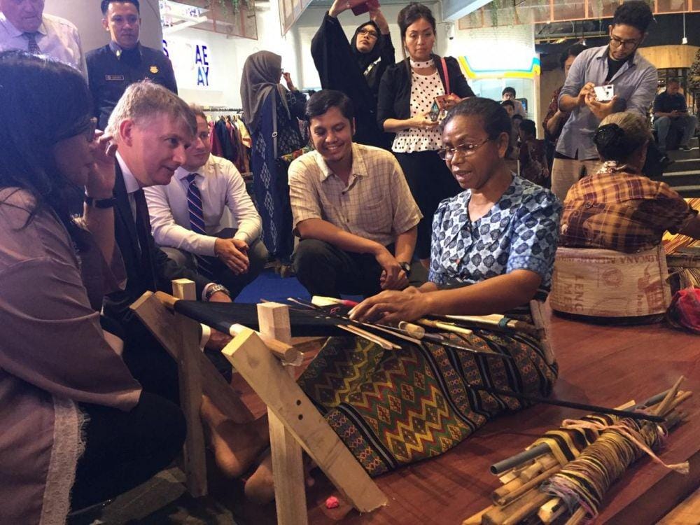 Dubes Inggris Owen Jenkins mengunjungi Wallacea Week di Mall Nipah Makassar, Selasa (26/11/2019) - Humas British Council