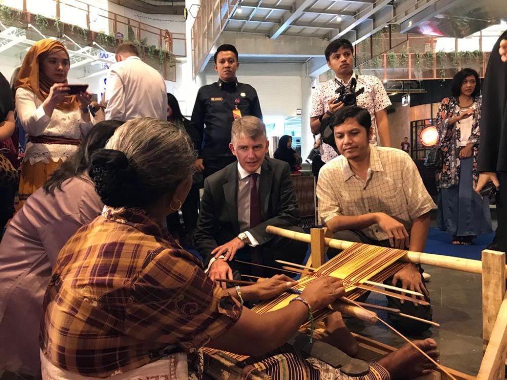 Dubes Inggris Owen Jenkins mengunjungi Wallacea Week di Mall Nipah Makassar, Selasa (26/11/2019) - Humas British Council