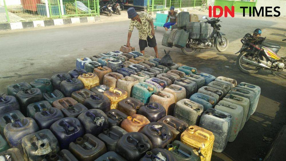 SPBU Nelayan Karyamina Kota Tegal, Selasa (26/11) siang, didapati antrean puluhan jeriken kosong milik nelayan. (IDN Times/Haikal Adithya)