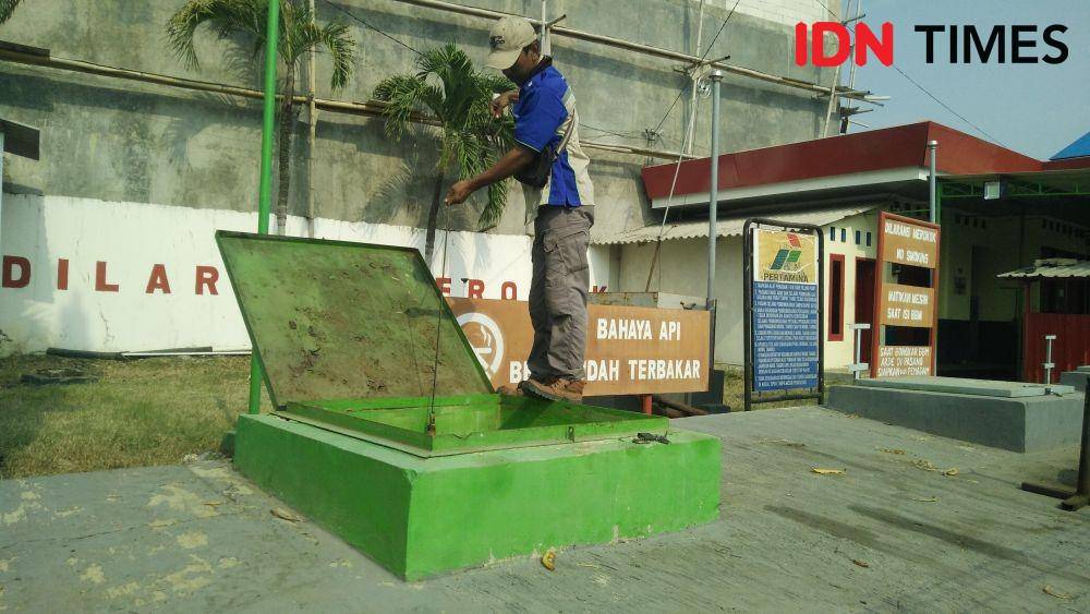 SPBU Nelayan Karyamina Kota Tegal, Selasa (26/11) siang, didapati antrean puluhan jeriken kosong milik nelayan. (IDN Times/Haikal Adithya)