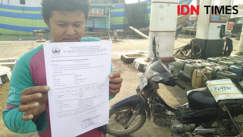 SPBU Nelayan Karyamina Kota Tegal, Selasa (26/11) siang, didapati antrean puluhan jeriken kosong milik nelayan. (IDN Times/Haikal Adithya)