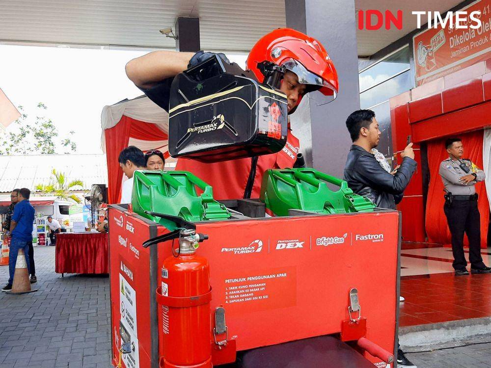 Layanan kurir Pertamina Delivery Service siap melayani pesan antar bahan bakar kepada konsumen, Rabu (27/11/2019). IDNTimes/Holy Kartika