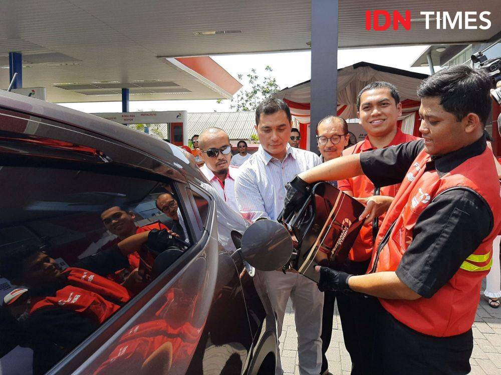 Layanan kurir Pertamina Delivery Service sedang mengisi bahan bakar salah satu kendaraan di SPBU COCO Lempuyangan, Rabu (27/11/2019). IDNTimes/Holy Kartika