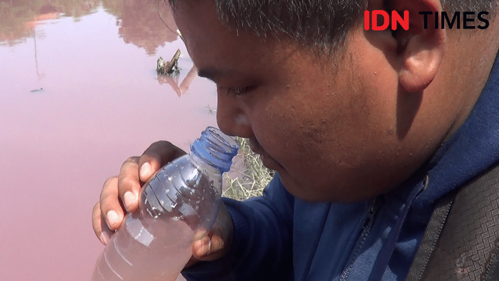Teremar limbah, Sungai Maribaya, Kecamatan Kramat, Kabupaten Tegal, aoirnya berwarna pink Selasa (26/11) siang, (IDN Times/Haikal Adithya)