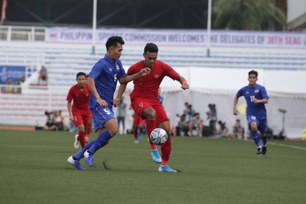 Pemain Timnas U-22, Muhammad Rafli berusaha mempertahankan bola dari adangan pemain Thailand. Dok. PSSI