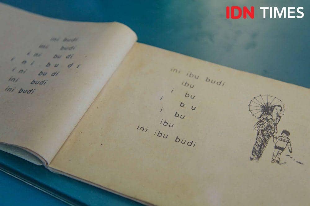 Foto salah satu koleksi buku di Museum Pendidikan Surabaya (27 November 2019). IDN Times/Reza Iqbal