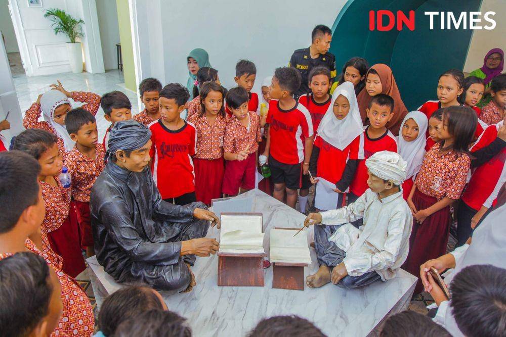 Suasana SDN Kapasari V saat berkunjung ke Museum Pendidikan Surabaya (27 November 2019). IDN Times/Reza Iqbal