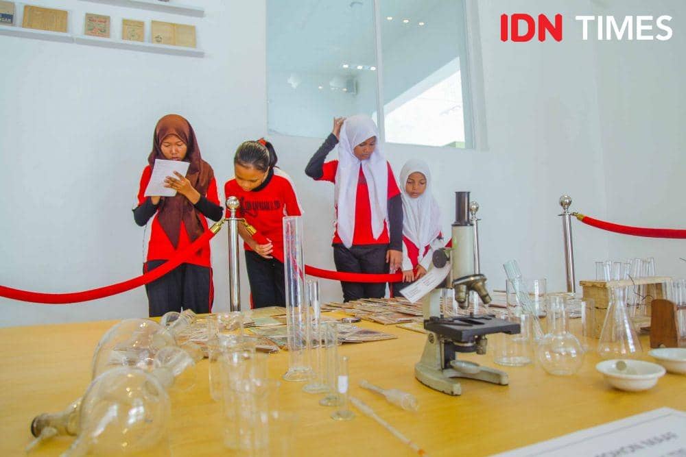 Suasana SDN Kapasari V saat berkunjung ke Museum Pendidikan Surabaya (27 November 2019). IDN Times/Reza Iqbal