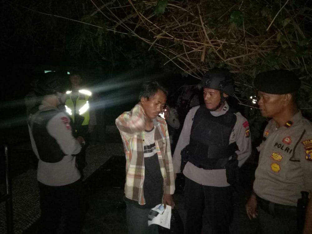 Salah seorang warga sedang diperiksa petugas patroli gabungan, Senin (25/11) malam. Sumber: Satbrimob Polda Kaltim
