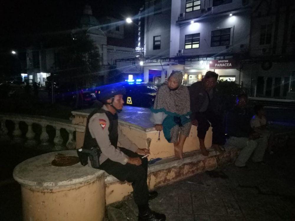 Petugas patroli bersosialisasi dengan masyarakat di Balikpapan. Sumber: Satbrimob Polda Kaltim