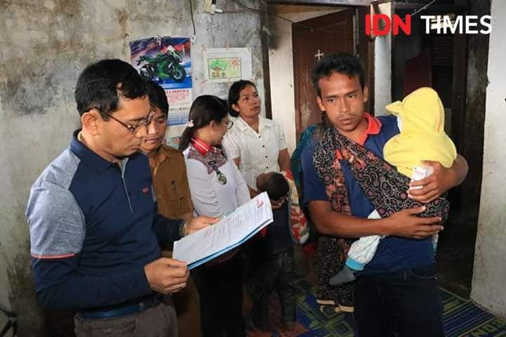 Bupati Simalungun JR Saragih menjenguk anak Husor Gultom yang menderita penyakit mata langka (IDN Times/Patiar Manurung)