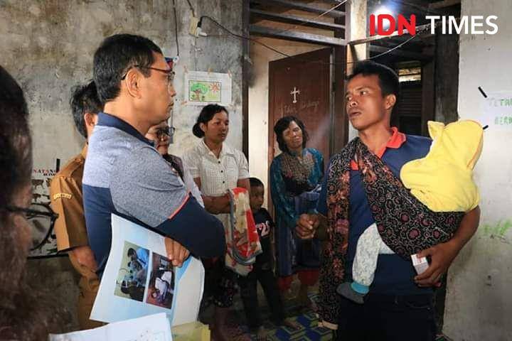 Bupati Simalungun JR Saragih menjenguk anak Husor Gultom yang menderita penyakit mata langka (IDN Times/Patiar Manurung)