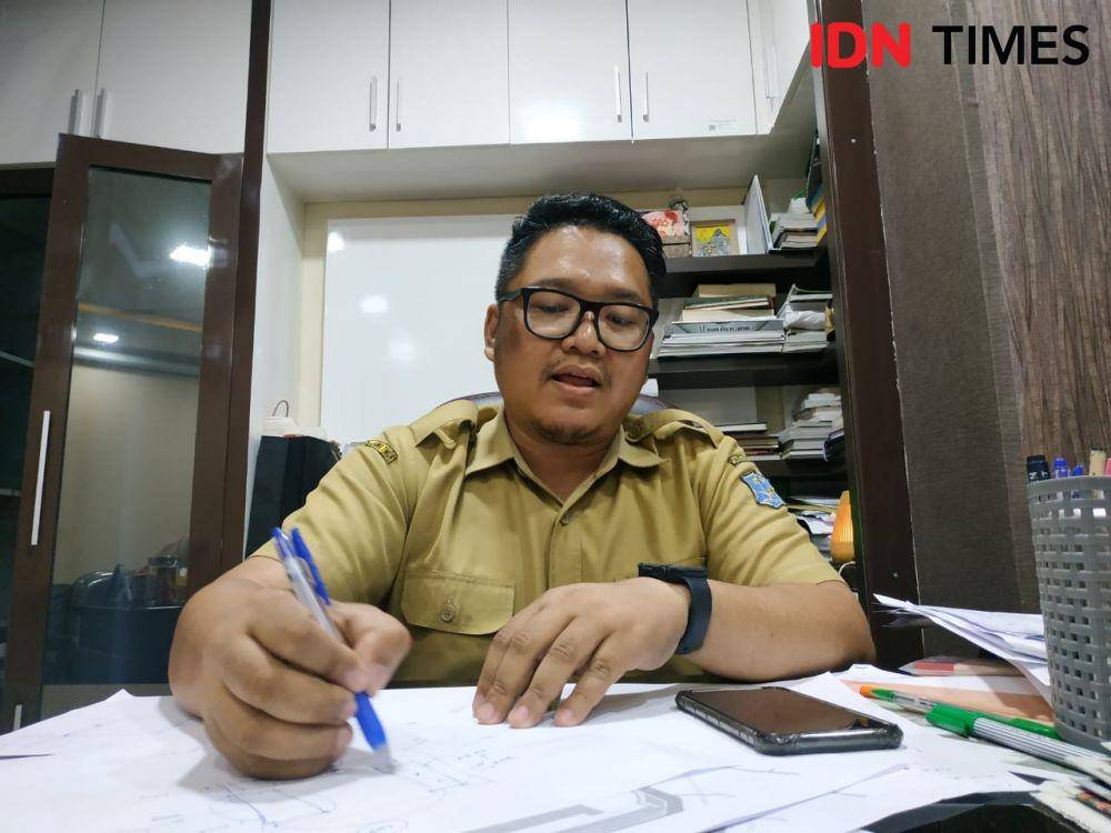 Kepala Bidang Bangunan dan Gedung, Dinas Perumahan Rakyat dan Kawasan Permukiman Cipta Karya dan Tata Ruang (DPRKPCKTR) Surabaya, Iman Krestian saat ditemui di kantornya, Selasa (26/11). IDN Times/Fitria Madia