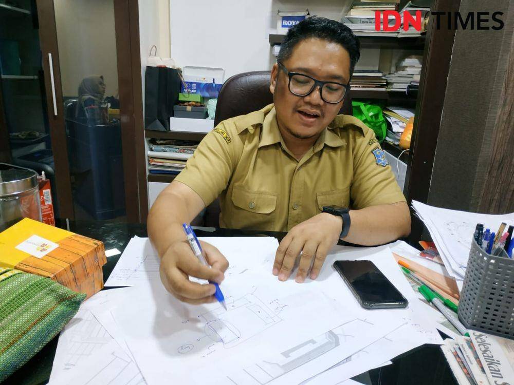 Kepala Bidang Bangunan dan Gedung, Dinas Perumahan Rakyat dan Kawasan Permukiman Cipta Karya dan Tata Ruang (DPRKPCKTR) Surabaya, Iman Krestian saat ditemui di kantornya, Selasa (26/11). IDN Times/Fitria Madia