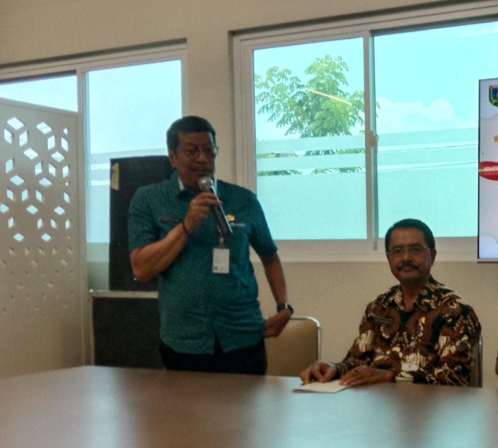 Kepala Dinas Pendidikan, Kepemudaan dan Olahraga (Disdikpora) Kabupaten Kudus Joko Susilo (kiri). (IDN Times/Aji)