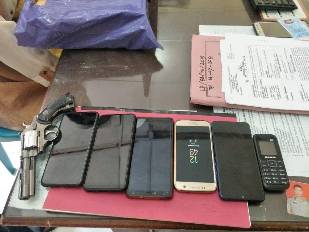 Handphone sitaan yang diamankan dari polisi gadungan (Dok.IDN Times/istimewa)