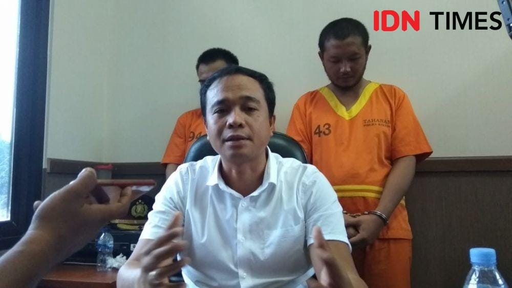 Kasubdit III Dit Resnarkoba Polda Kaltim, AKBP Musliadi Mustapa, memperlihatkan dua bandar ganja asal Balikpapan kepada awak media. IDN Times/Surya Aditya