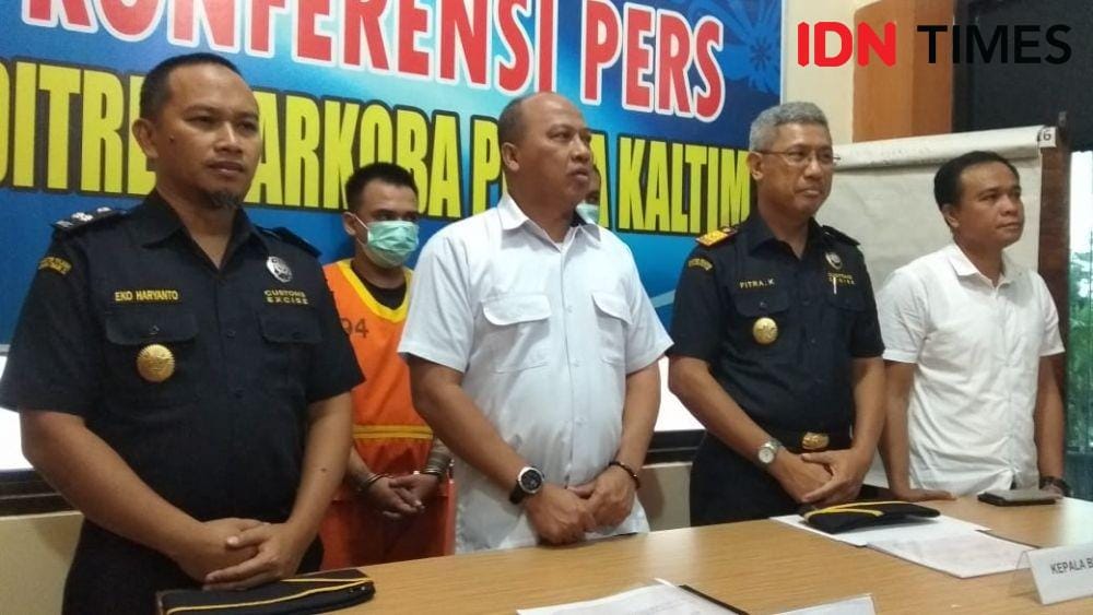 Polda Kaltim bersama Ditjen Bea dan Cukai menggelar konferensi pers pengungkapan bandar ganja di Mapolda Kaltim, Rabu (27/11) siang. IDN Times/Surya Aditya
