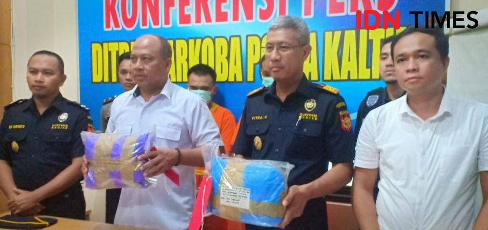 Jajaran Polda Kaltim bersama Ditjen Bea dan Cukai memperlihatkan barang bukti ganja milik Heru dan Syaid. IDN Times/Surya Aditya