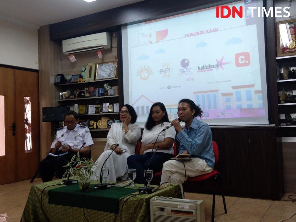 Kepala Pusat Pengelolaan Transportasi Berkelanjutan Kemenhub Raden Ari Widianto, Komisioner Komnas Perempuan Magdalena Sitorus, Fifi dan Rastra Koalisi Ruang Publik Aman, dalam acara rilis hasil survei pelecehan seksual di ruang publik dari Koalisi Ruang Publik Aman (KRPA), Rabu (27/11). (IDN Times/Lia Hutasoit)