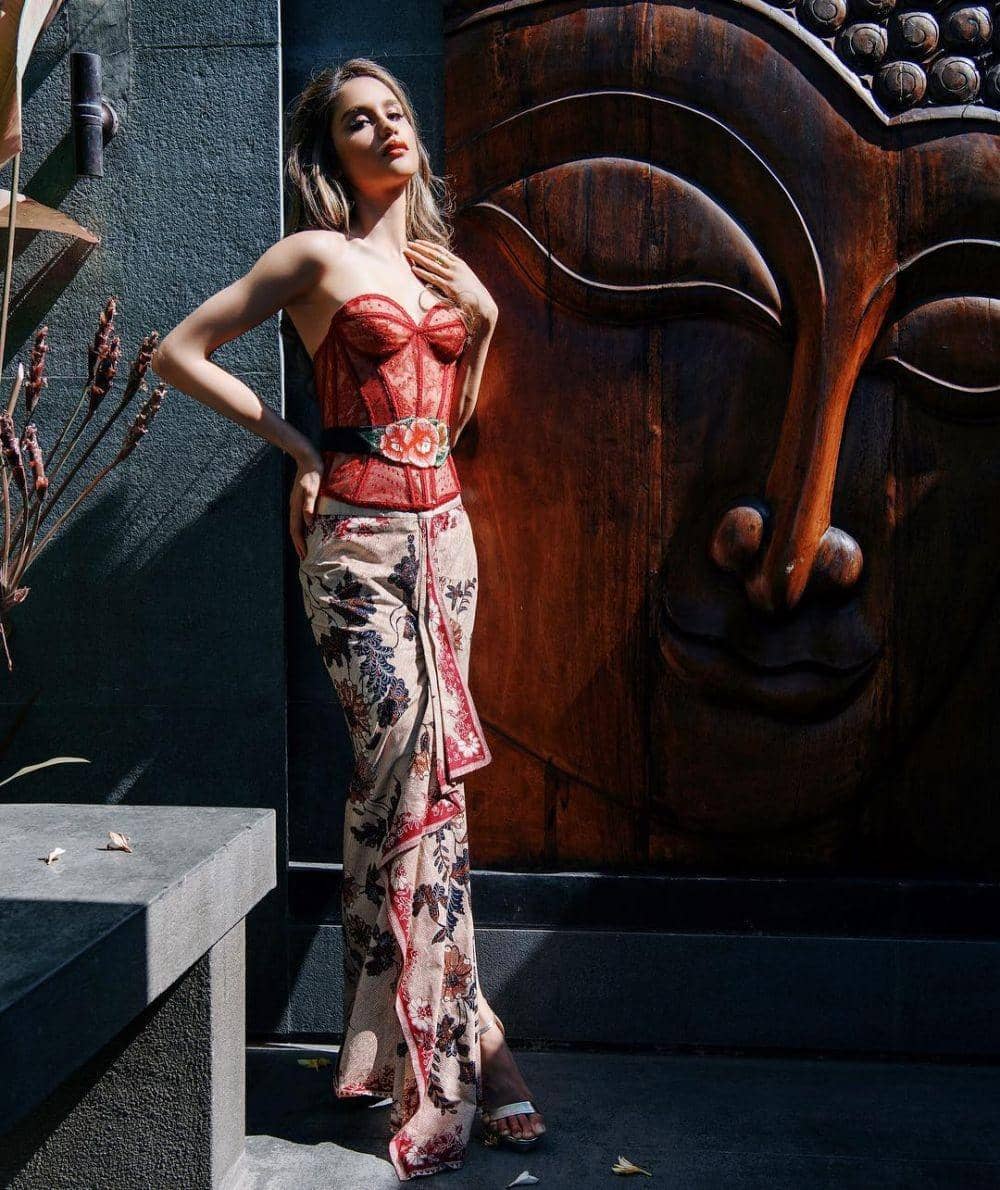 Instagram.com/claurakiehl/