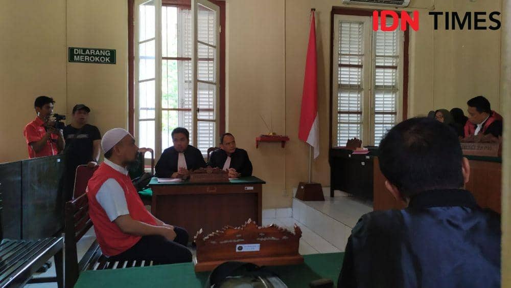 CEO ABU Tours Hamzah Mamba mendengarkan pembacaan putusan bersalah korporasi di PN Makassar, Rabu (27/11) / Sahrul Ramadan