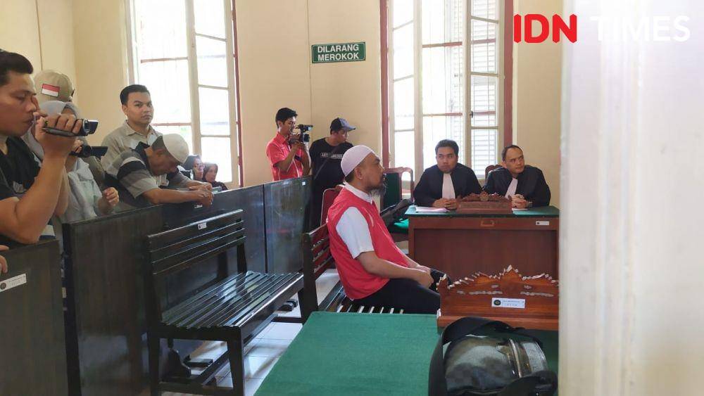 CEO ABU Tours Hamzah Mamba mendengarkan pembacaan putusan bersalah korporasi di PN Makassar, Rabu (27/11) / Sahrul Ramadan