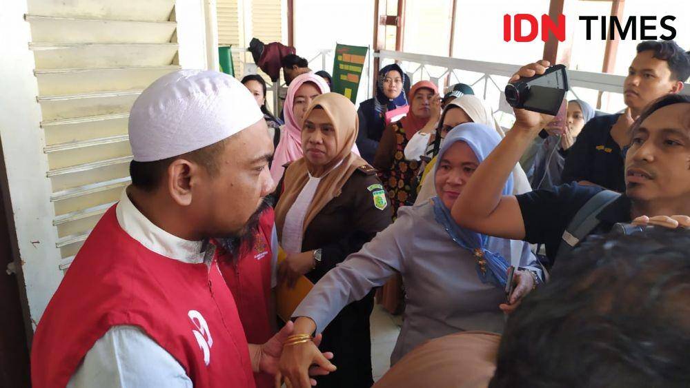 Hamzah Mamba keluar dari ruang sidang di PN Makassar / Sahrul Ramadan