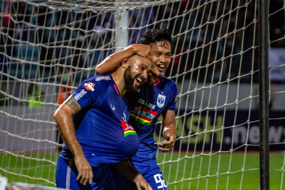 Pesepak bola PSIS Semarang Claudir Marini (kiri) bersama rekan satu tim Bayu Nugroho melakukan selebrasi usai mencetak gol ke gawang PSM Makassar pada pertandingan lanjutan Liga 1 2019 di Stadion Moch Soebroto, Magelang, Jawa Tengah. (ANTARA FOTO/Aji Styawan)