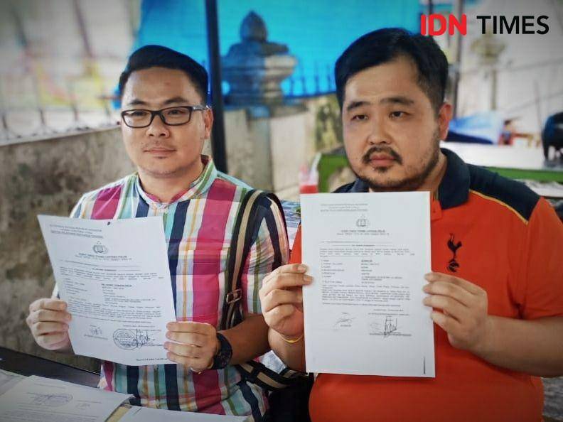 Kenny dan Jethro menunjukkan surat bukti laporan ke polisi terhadap AIA yang diduga melakukan penipuan miliaran rupiah (Prayugo Utomo/IDN Times)