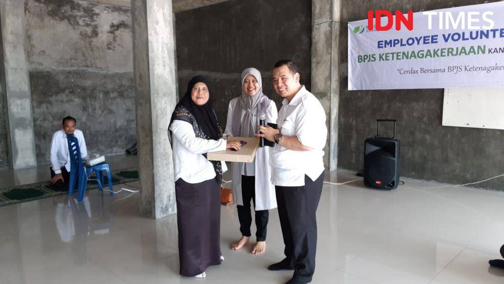 Pihak BPJamsostek menyerahkan sertifikat tanda peserta (IDN Times/Handoko)
