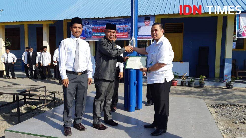 Pihak BPJamsostek menyerahkan sertifikat tanda peserta (IDN Times/Handoko)