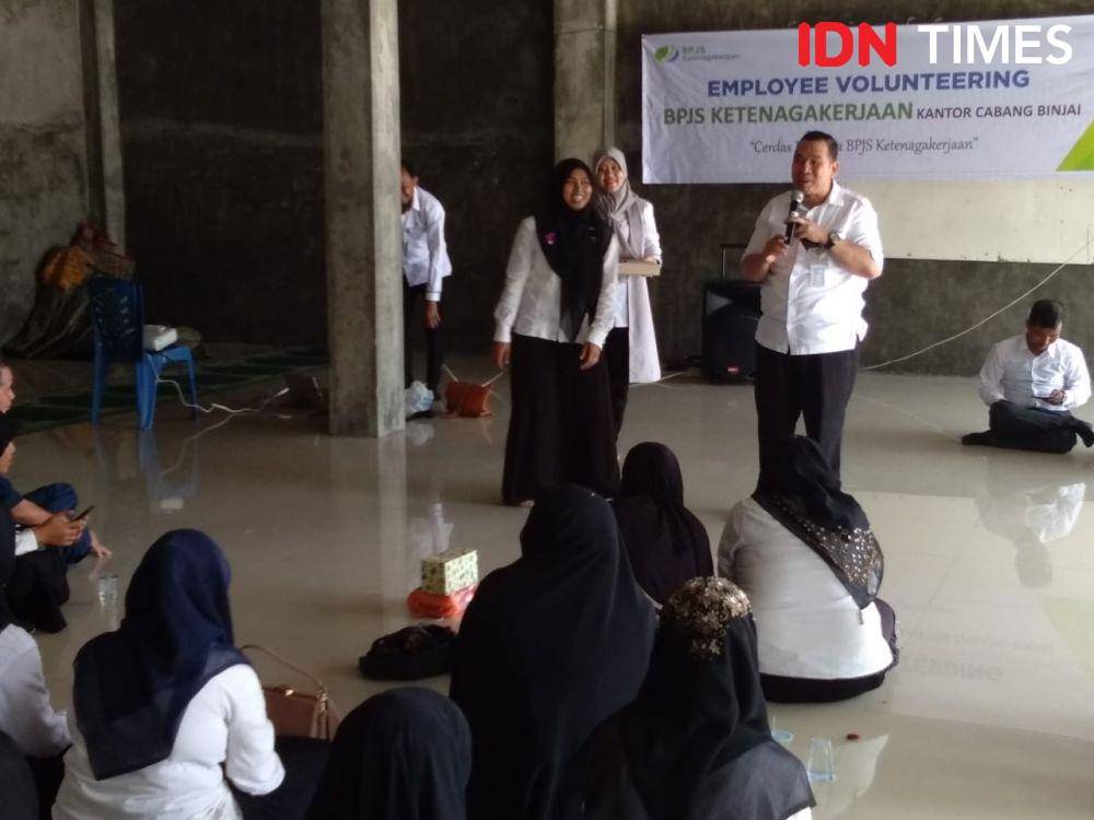 Pihak BPJamsostek menyerahkan sertifikat tanda peserta (IDN Times/Handoko)