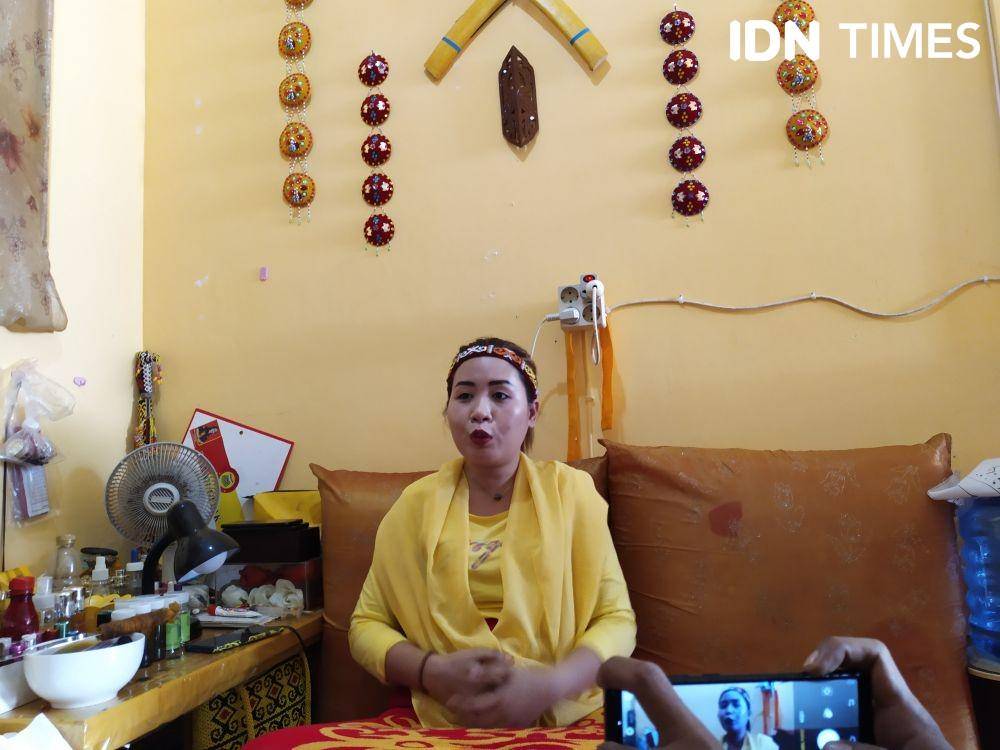 Bunda Magdalena, konsultan spiritual di Samarinda yang jadi langganan pejabat dan calon pns (IDN Times/Yuda Almerio)