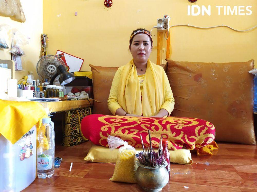 Bunda Magdalena, konsultan spiritual di Samarinda yang jadi langganan pejabat dan calon pns (IDN Times/Yuda Almerio)