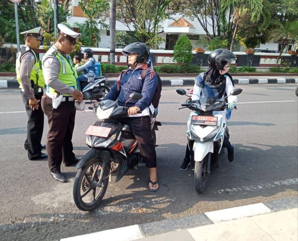 Petugas Satlantas Polres Lamongan merazia kendaraan bermotor plat merah. IDN Times/Imron