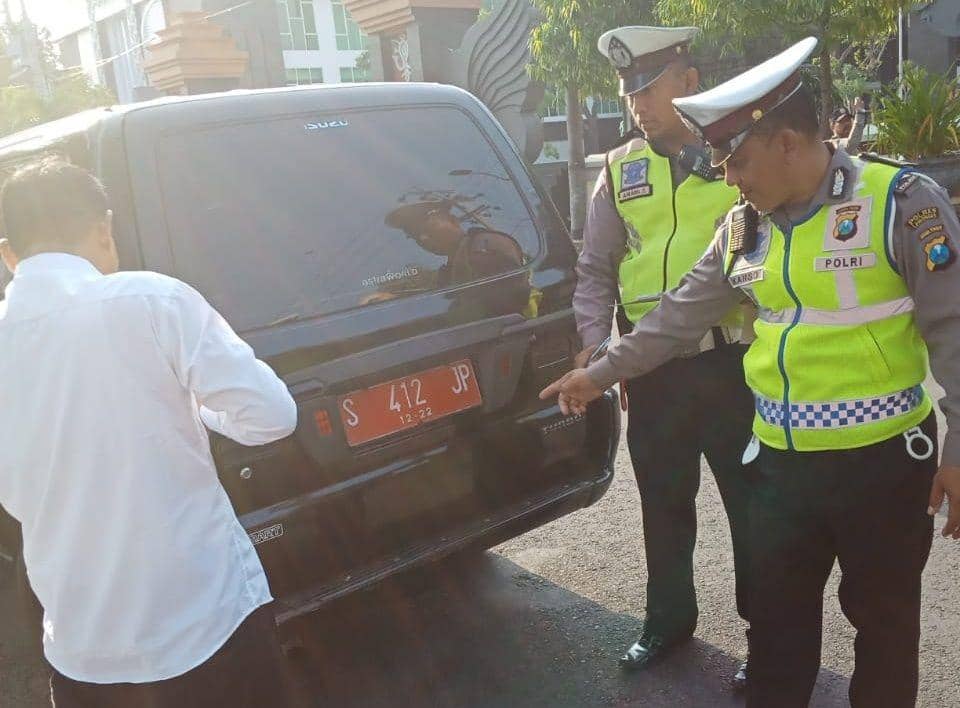 Petugas Satlantas Polres Lamongan merazia kendaraan bermotor plat merah. IDN Times/Imron