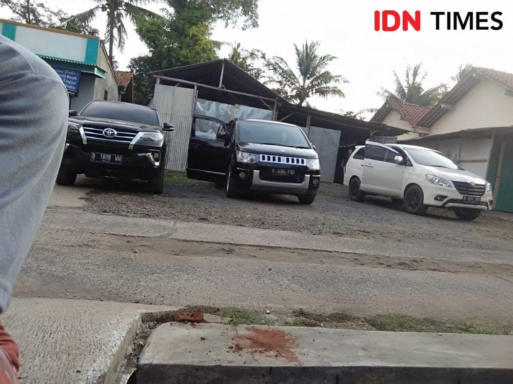 Suasana penggerebekan pabrik pil PCC di Kroya, Cilacap, Selasa (27/11) (IDN times/Rudal Afgani)